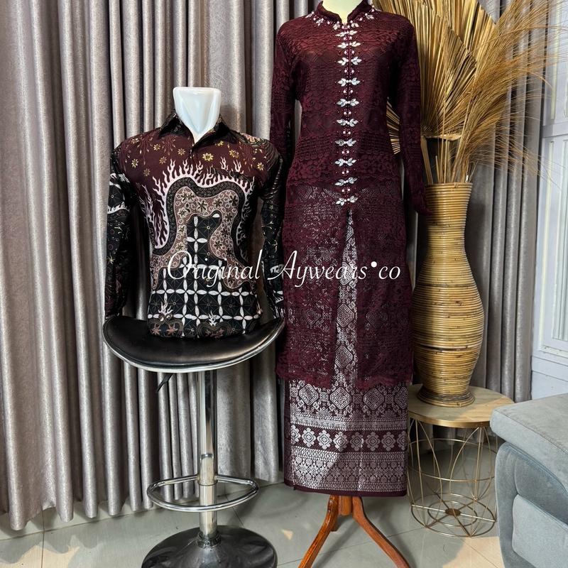 Aywears - Set couple pasangan BURGUNDY kebaya brukat kurung malika dan rok songket dan kemeja battik pasanga.  Kondangan Wanita Pesta 0