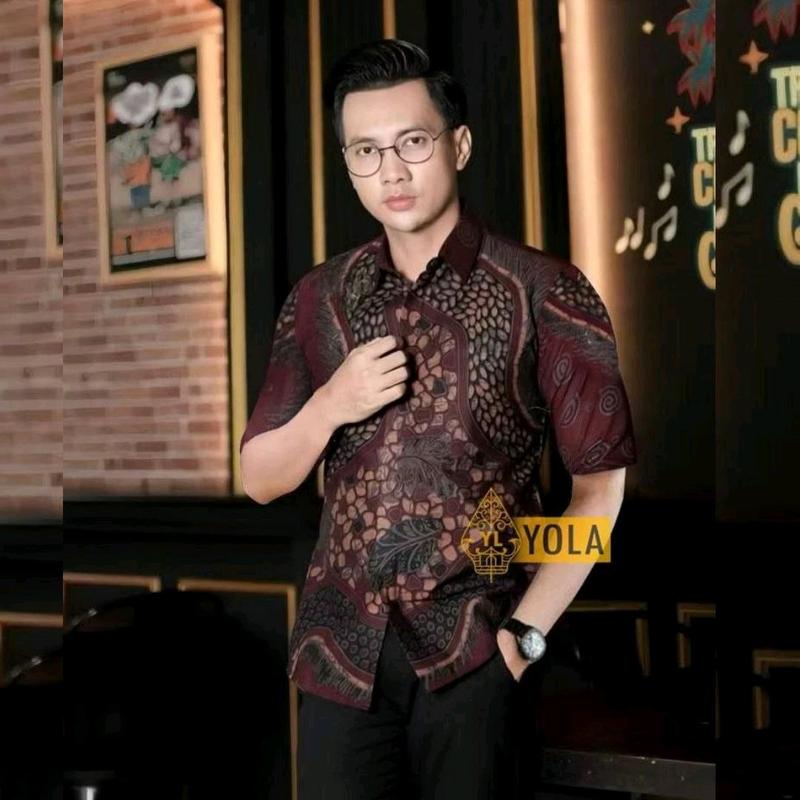 KEMEJA BATIK LENGAN PENDEK BAHAN KATUN  HALUS-LEMBUT DAN NYAMAN COCOK DI PAKAI  UNTUK ACARA FORMAL MAUPUN NON FORMAL Baju 1