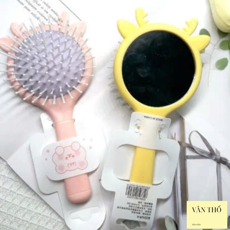 (MUA 1 TẶNG 1) Set 2  gương Lược Cầm Tay Chải Tóc Màu - Lược Gỡ Rối Tiện Lợi, gương trang diểm hàng đẹp cứng cáp, tặng 1 móc khoá hoạt hình, mặt trước là lược gỡ rối, mặt sau là gương 2 in 1 3