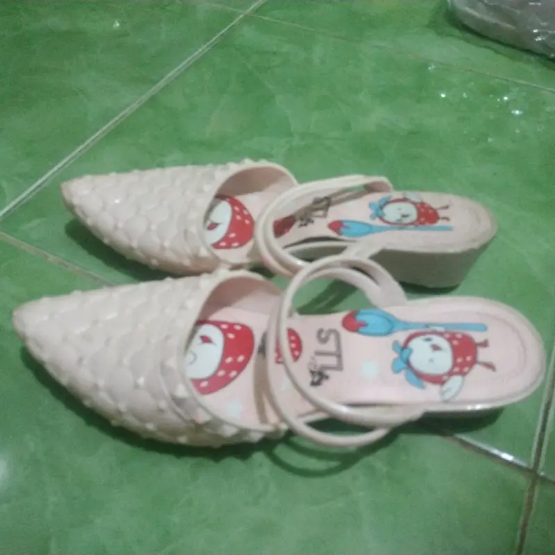 sepatu sandal anak perempuan maerek LLS terbaru 1