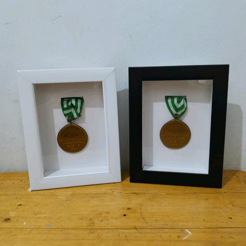 Frame Medali  Kaca  Bingkai Medali  Modern Hitam  Satu Sisi Dipasang di Dinding Kado 8