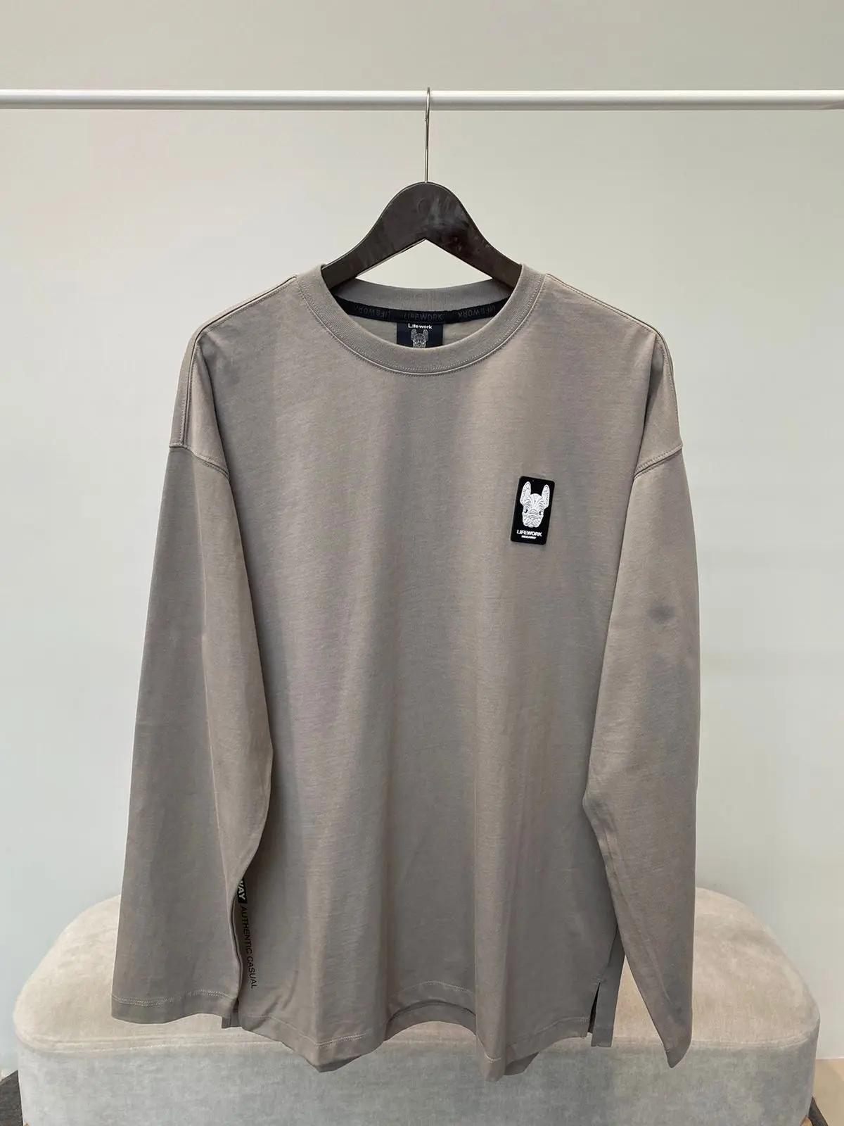 [HAGUSNEAKER] LIFEWORK Basic Square Wappen Long-Sleeved T-Shirt grey