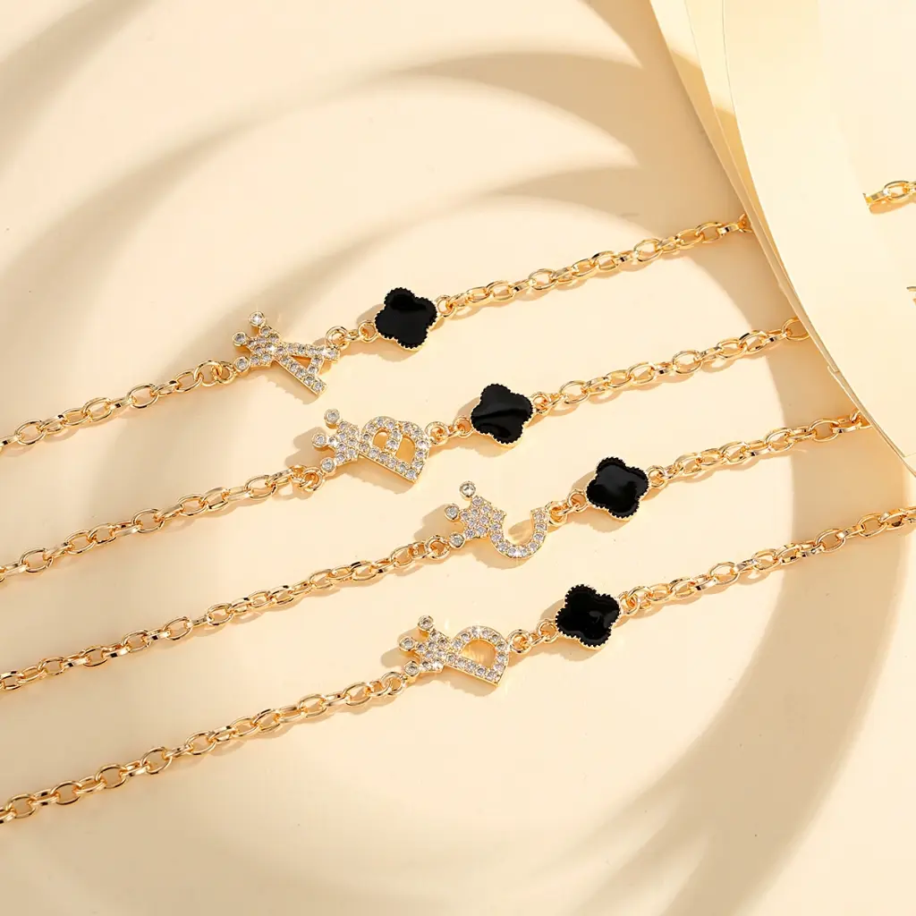 Lanme Jewelry Gelang Inisial Kristal Berlapis Emas Empat Daun Semanggi Baja Tahan Karat Anti Pudar Untuk Aksesoris Fashion Wanita Dewasa Korea LM560