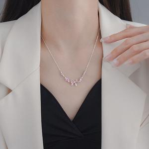 Vòng tay đính đá màu hồng với họa tiết nơ và trái tim