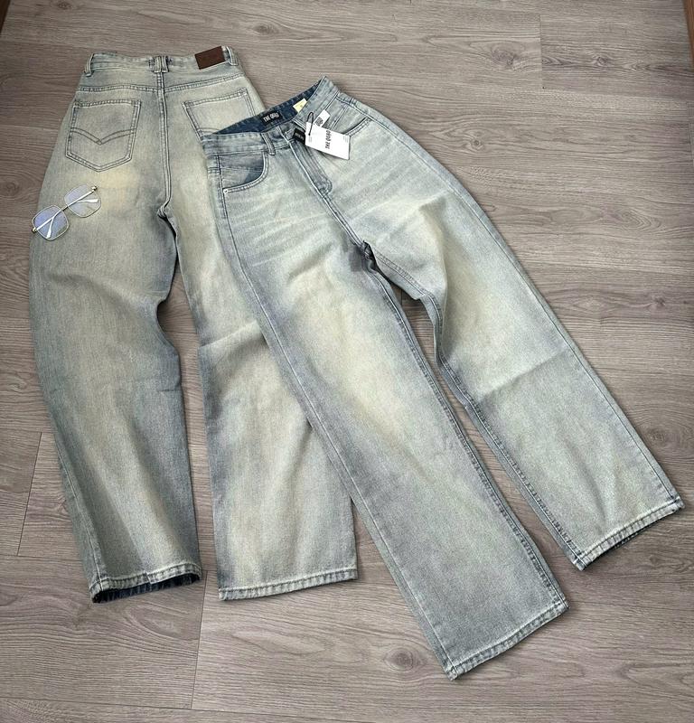THE QUẠO - Quần Jeans Nữ Lưng Cao Ống Rộng Dáng Suông Thêu Túi Màu Xanh Nhạt Bụi R0910_R536