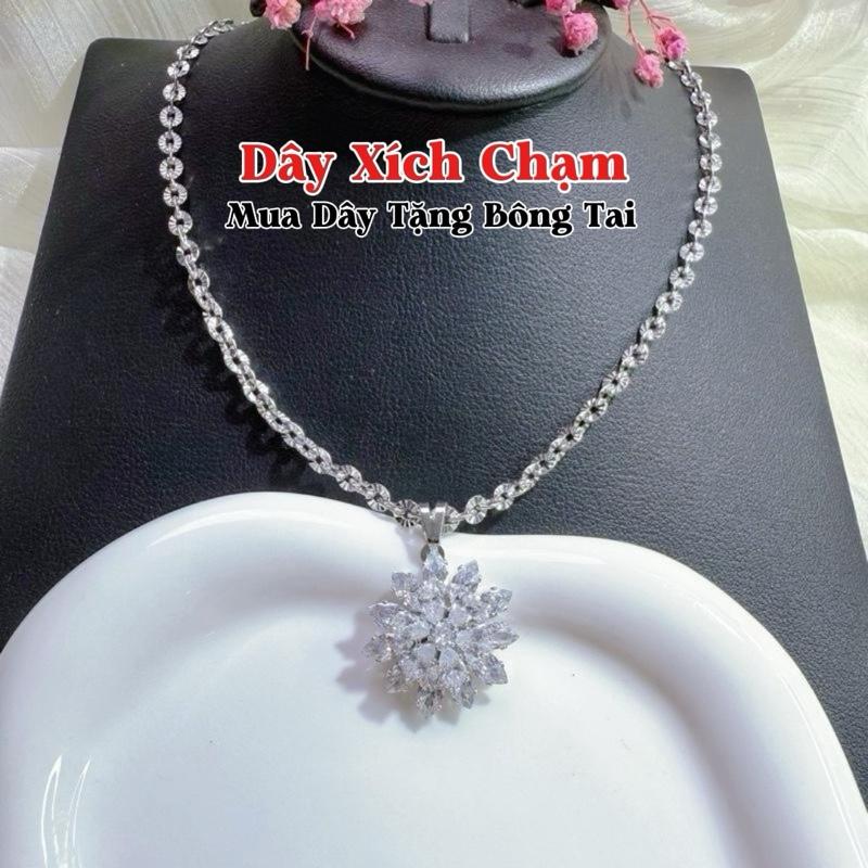  Dây Xích Tròn Chạm Mắt Mèo Lấp Lánh.  Khoá tròn. KHUYẾN MÃI: MUA DÂY CHUYỀN TẶNG BÔNG TAI NỤ 3 li. Chất liệu inox bền đẹp ko đen ko ngứa. Khoá tròn or khoá càng cua. Độ dài 40-45-50-55-60cm. Bản 2-3-4 li. Mặt inox viền đá pha lê sáng lấp lánh. 