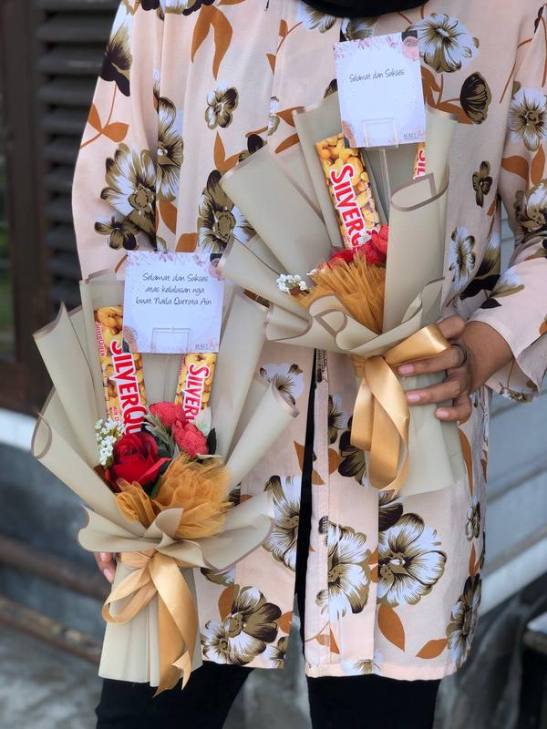Buket coklat kado ulang tahun / wisuda / Anniversary buket coklat silverqueen ukuran small warna gold Chocolate Food 1
