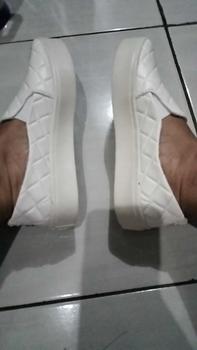 Product Review of Sepatu Slip On PUTIH Wanita Trendy Di TIKTOK Termurah Karet from E**y D**a 1
