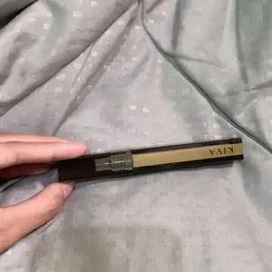 [CLEARANCE ED MAR 2026] KIVA Perfect Touch Creamy Concealer - Creaseproof Hydrating Ringan Menghilangkan Garis Halus Wajah Liquid Full Coverage Caffeine 3.8 ml Mencerahkan Menutup Bekas Jerawat BPOM Kosmetik