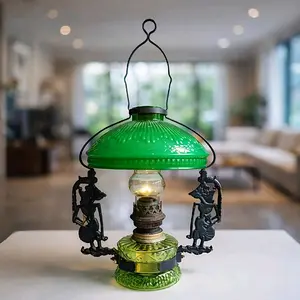 Lampu Minyak Gantung Antik Jadul Lawas Kuno Hijau Kristal dengan Kerangka Motif Wayang Putaran Sumbu Asli Kuningan untuk Penerangan atau Koleksi Desain Unik dan Menarik