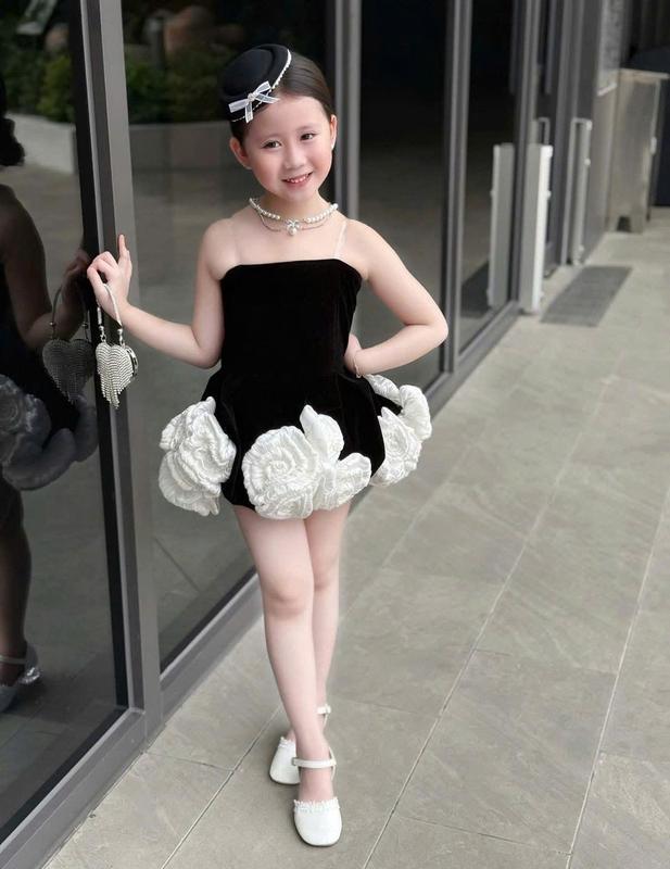  Đầm tiểu thư bé gái dáng xòe cao cấp chất nhung đen phối hoa 3D trắng nổi bật thiết kế cúp ngực  sành điệu cho mẹ và bé 15-55kg 