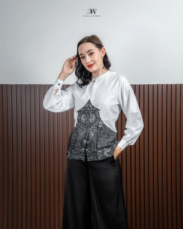 Laskala Woman Rafa Blouse Batik Putih Lengan Panjang 3