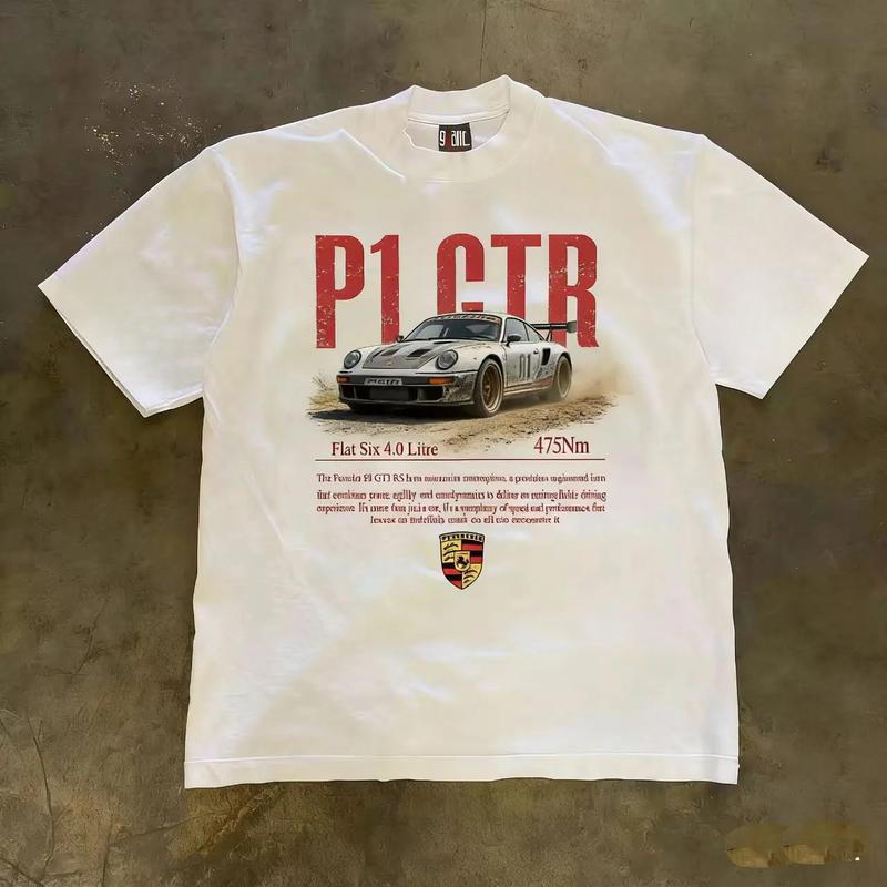 Áo thun unisex màu trắng in mặt trước, họa tiết xe đua Porsche P1 CTR cổ điển kết hợp chữ lớn đỏ và thông số xe. Kiểu rộng vai rơi, phong cách đường phố kiểu Mỹ, phù hợp fan xe đi chơi hàng ngày.