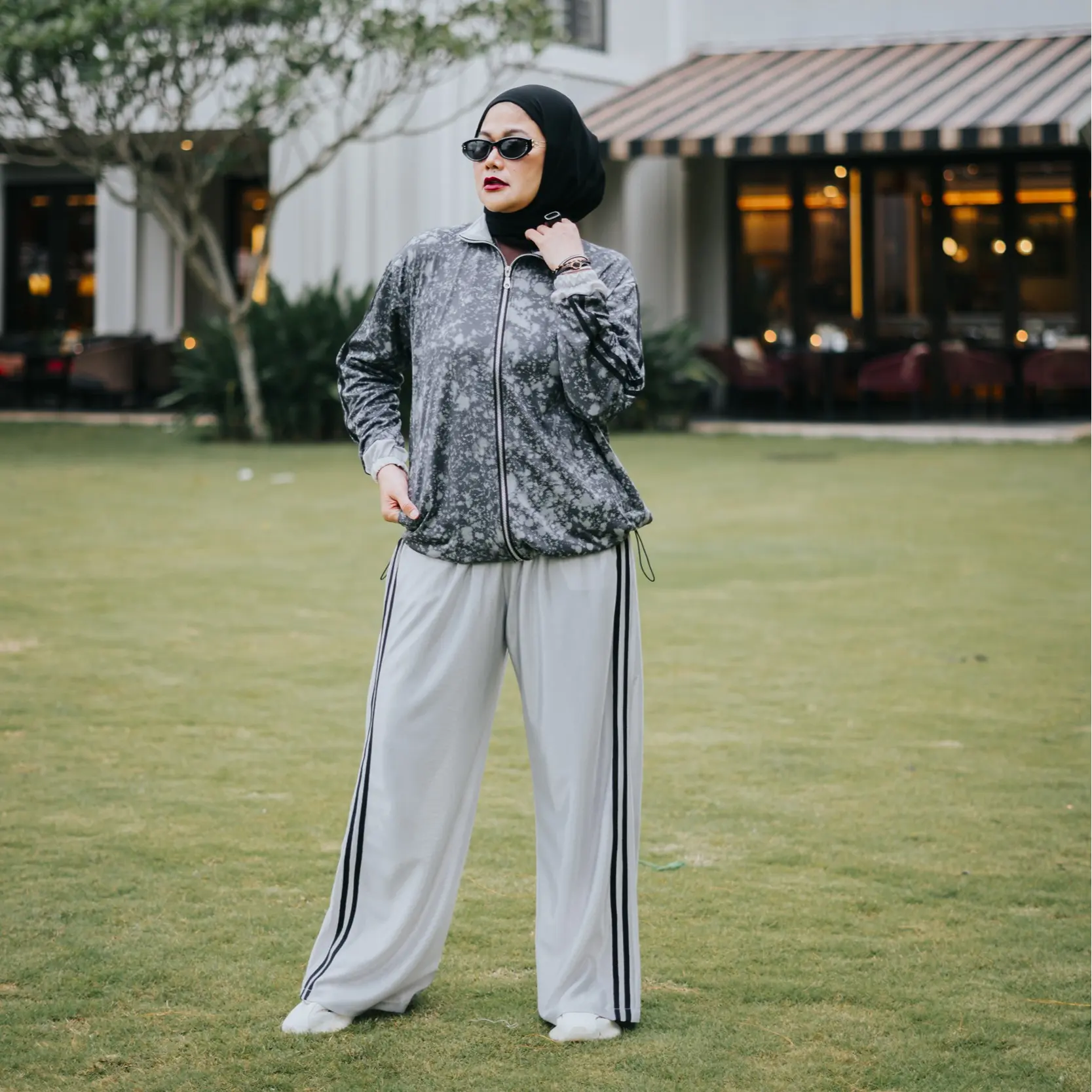 Oneset Jaket Printing Abstrak Abu