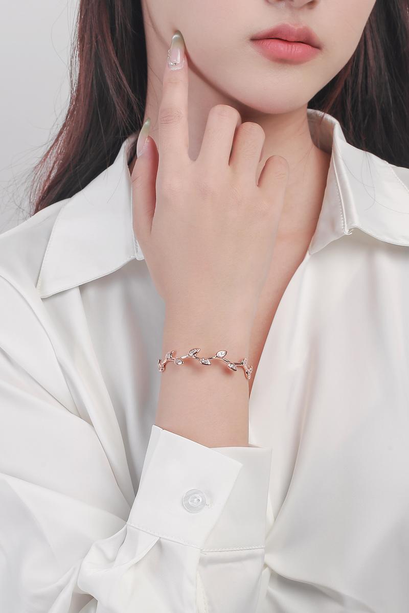 Product Introduction of ELENKA - Vòng Tay Mạ Vàng 18K, Đính Đá Zircon, Thiết Kế Lá Nhỏ 3