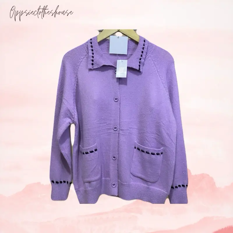 Jenis Pakaian: Cardigan rajut kancing depan (button-up knit cardigan) yang berfungsi sebagai luaran (outerwear)