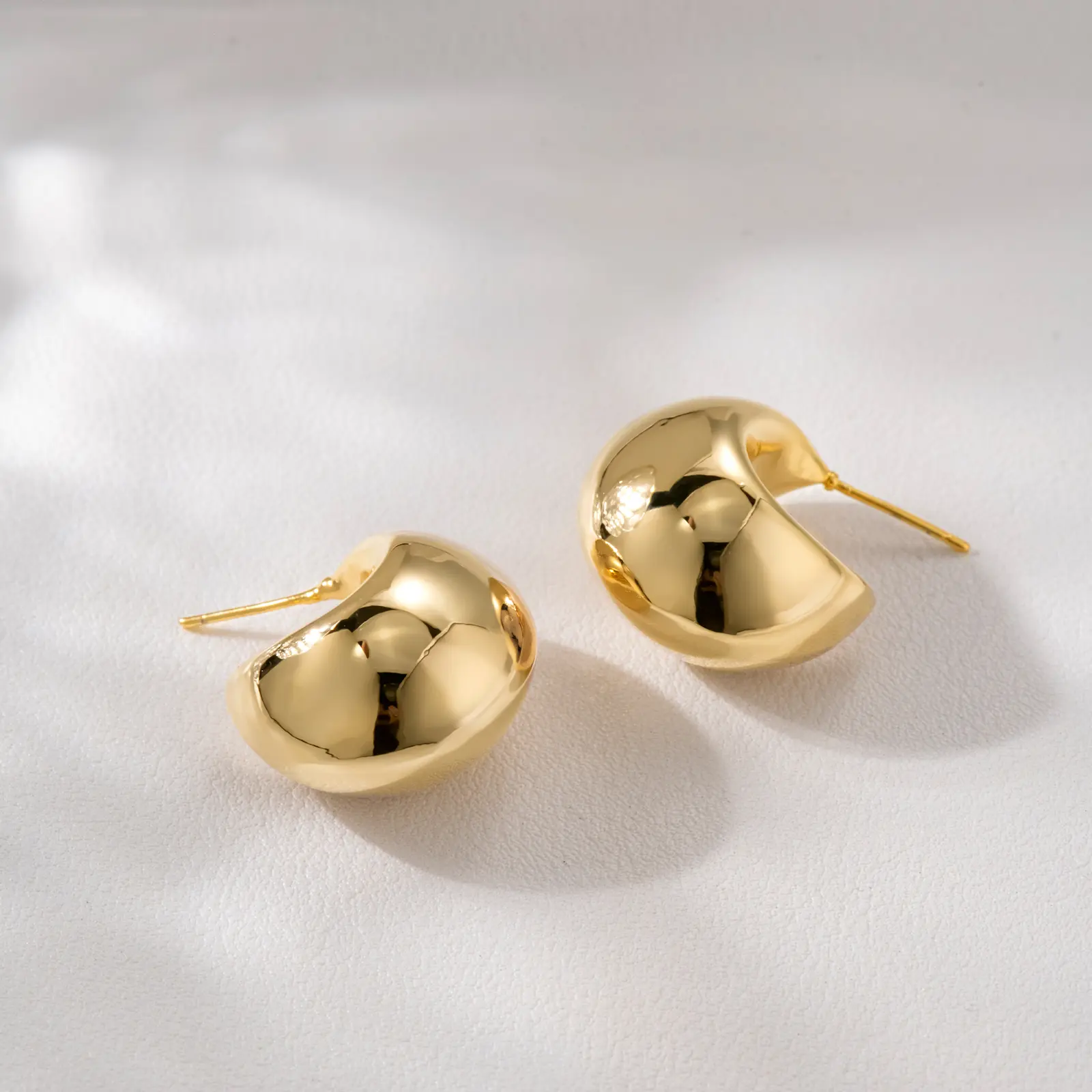 18K Gold-Plated Modern Minimalist Hoop Earrings for Women - Sleek and Elegant Design