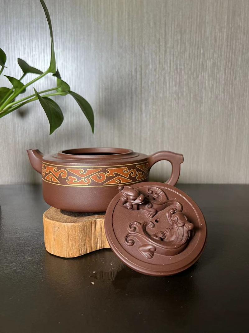 Product Introduction of NO.108 (1) This pot is made of Yixing original purple clay. 1
