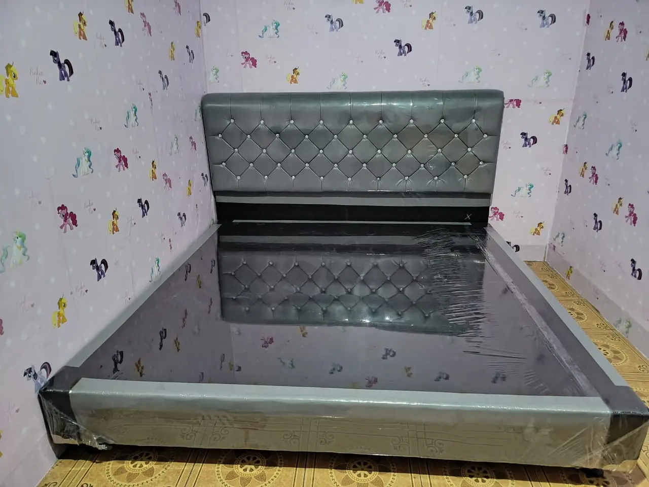 Dipan Divan Kasur Sandaran Kancing Rangka Tempat Tidur