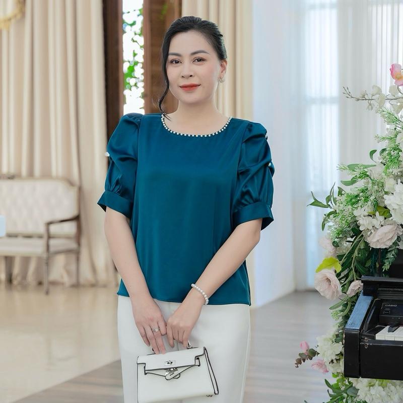 GUMOM - Áo Kiểu Trung Niên U50 U60 Cao Cấp Cổ Tròn Đính Ngọc Áo tặng mẹ Sang Trọng Cho Nữ - Women Nhung Kem Xanh Nho Tua Rua Top Voi