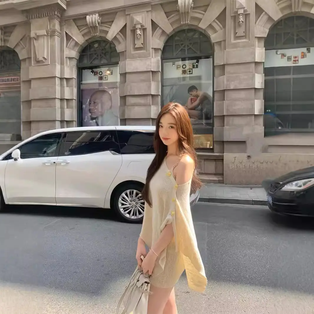Phong Cách Mùa Thu, Khóa Vàng, Khăn Choàng, Vòng Cổ Vàng, Váy Hai Dây Nữ Women Dress Khuy