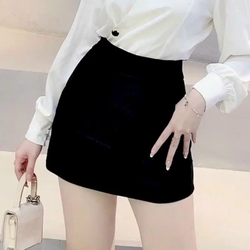Chân váy chữ A có quần trong vải tuyết mưa lưng cao khoá kéo sau .