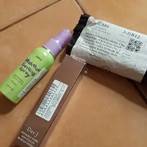 [BUY 1 TAKE 1] Primer Rias Wajah dengan Semprotan Pengatur Rias Hadiah Pori-pori Tak Terlihat Primer Wajah Fokus Lembut Pengontrol Minyak Pelembab Tahan Lama Basis Rias Memperbaiki Kerutan Garis Kering Meratakan Warna Kulit Krim Pra-Rias Alas Bedak Rias J