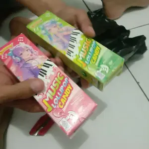 [HALAL]LIANGGUI  Permen Lolipop Musik (Stroberi/Anggur/Apel) — Nikmati Saat Lebaran: Nonton Bareng, Santai di Kosan, atau Makan Bersama Keluarga. Rasa Unik, Tekstur Lembut, Musik Yang Tahan Lama!