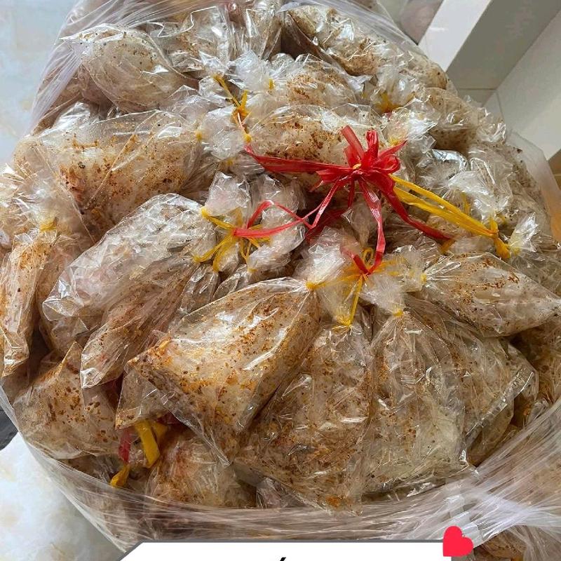 Xâu 10 gói bánh tráng trộn muối vụn