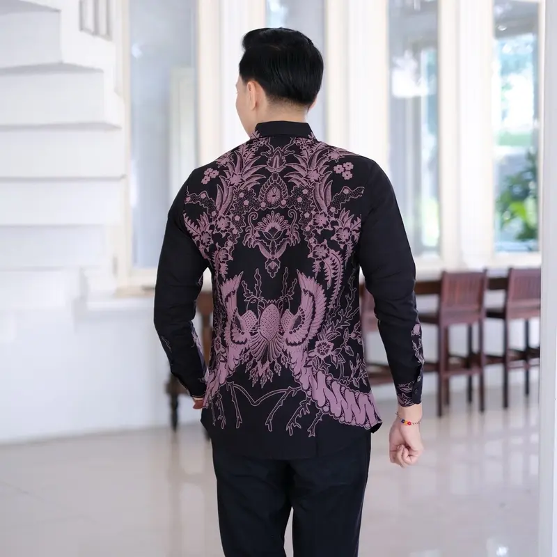 Kemeja batik solo premium slimfit lapis furing kombinasi warna ungu taro hitam bahan katun halus Pria 6