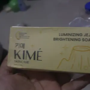 [BUY 1 BOX GET 2 BATANG] KIME Luminizing Jeju Brightening Soap 100GR | Volcanic Ash Charcoal Niacinamide Collagen | Sabun Mandi Pencerah Badan Wajah Glowing Pemutih Tubuh Muka Kulit Leher Kaki Tangan Ketiak Whitening Booster Eksfoliasi Flek Hitam