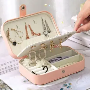 【Sam's Market】Kotak Penyimpanan Perhiasan Portable dengan Desain Syal dan Slot Topi untuk Anting Cincin Kalung Gelang Organisasi Perlengkapan Jewelry Accessories