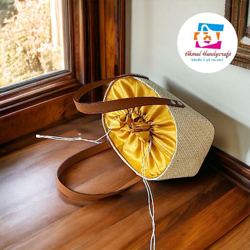 Tas Hampers Bahan Anyaman Pandan Bentuk Oval Pendek Warna Putih Natural. 3
