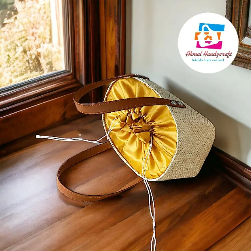 Tas Hampers Bahan Anyaman Pandan Bentuk Oval Pendek Warna Putih Natural. 3
