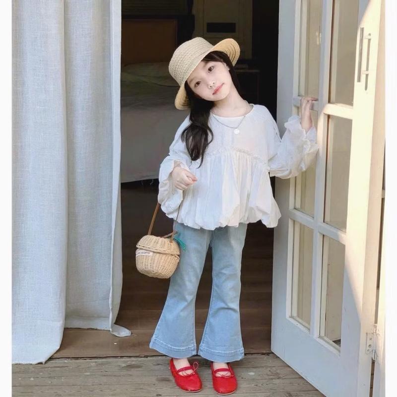   Shopmesockids  Sét áo trắng babydoll  mix quần jeans mềm ống loe cho bé gái 