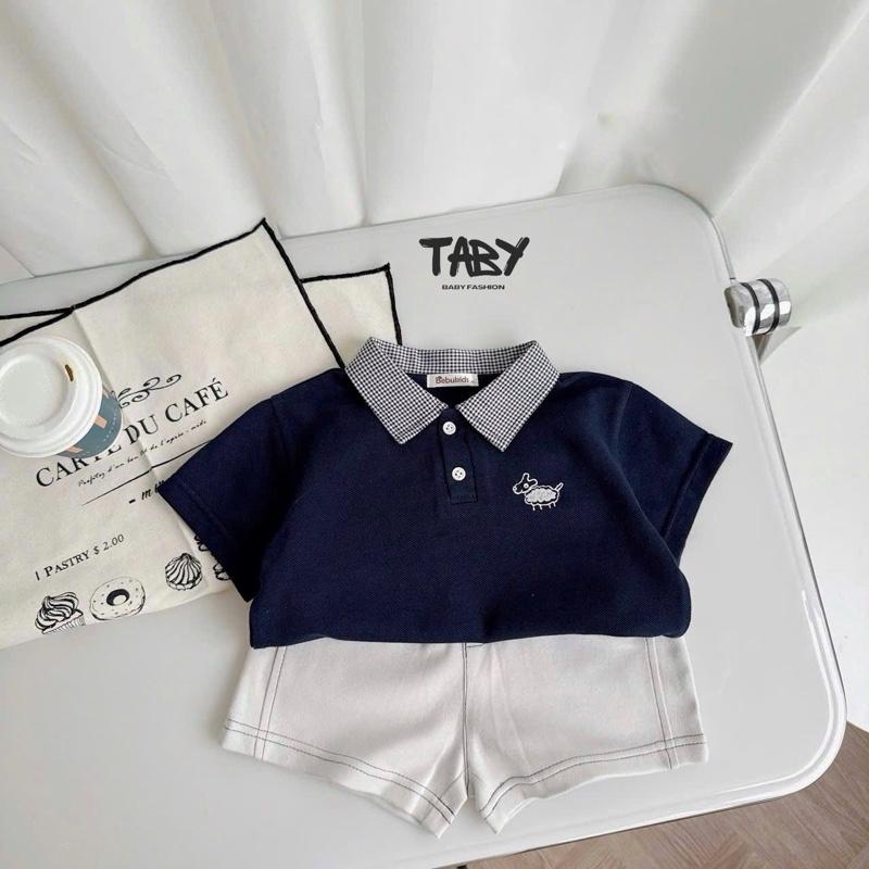 [Taby] Set polo đính cúc năng động, chất liệu áo cotton 2 chiều phối quần da cá cho bé trai 8-23kg SB1836