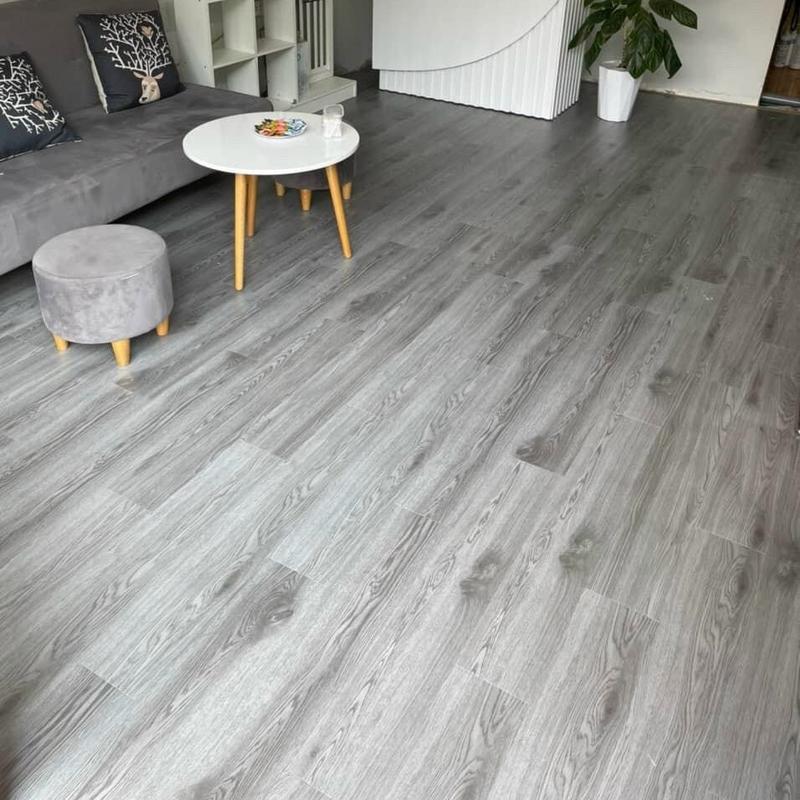 combo 20 tấm nhựa lót sàn giả vân gỗ keo sẵn lột dán kích thước 45x15cm 