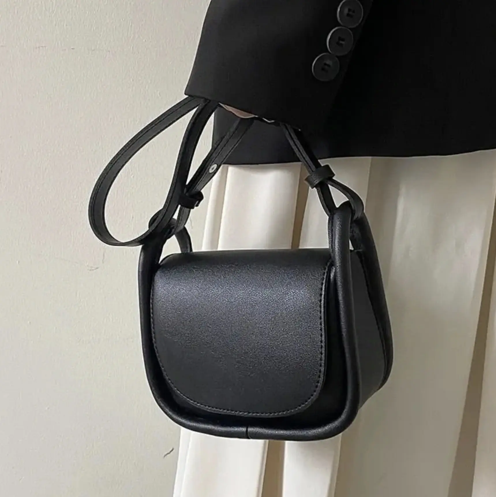 LANY BAG - Tas Kecil Mini Bag Wanita Termurah Slingbag Tas Selempang Bahu / Cute Mini Sling Bag (Muat HP) Bahan Sintetis Polos Tebal Lembut Tersedia Warna Hitam