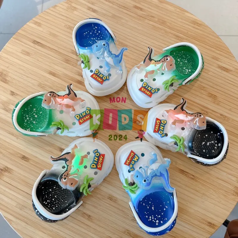 FOM NHỎ (CÓ ĐÈN) Dép sục Khủng Long vẩy sơn có đèn mềm nhẹ êm chân cho bé Dino Story siêu đẹp MONKIDS-2024 5