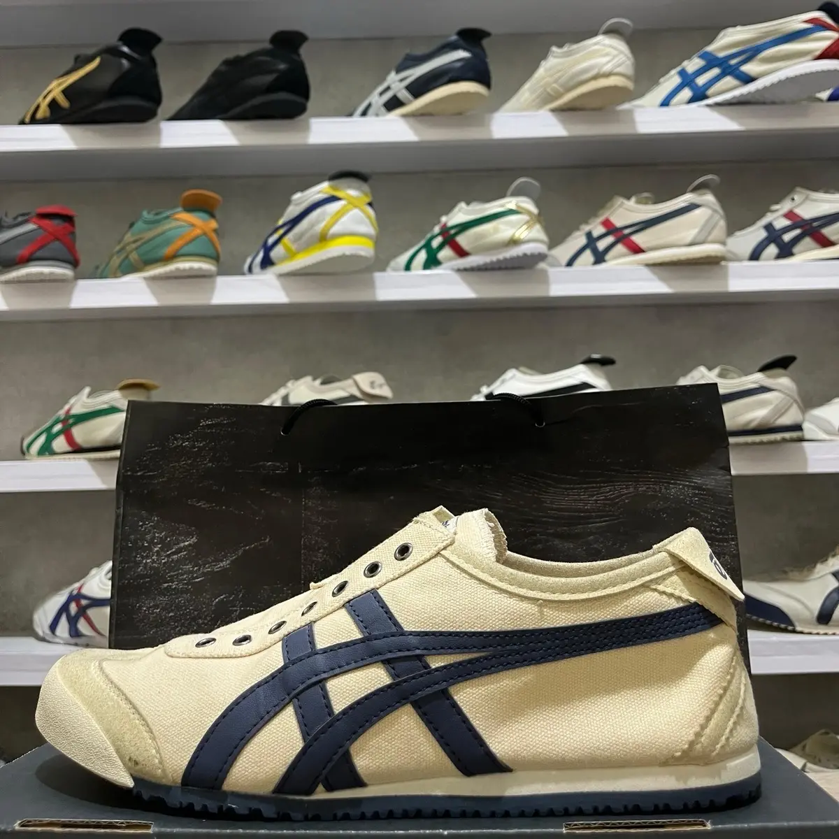 sepatu slip on cnx cream navy