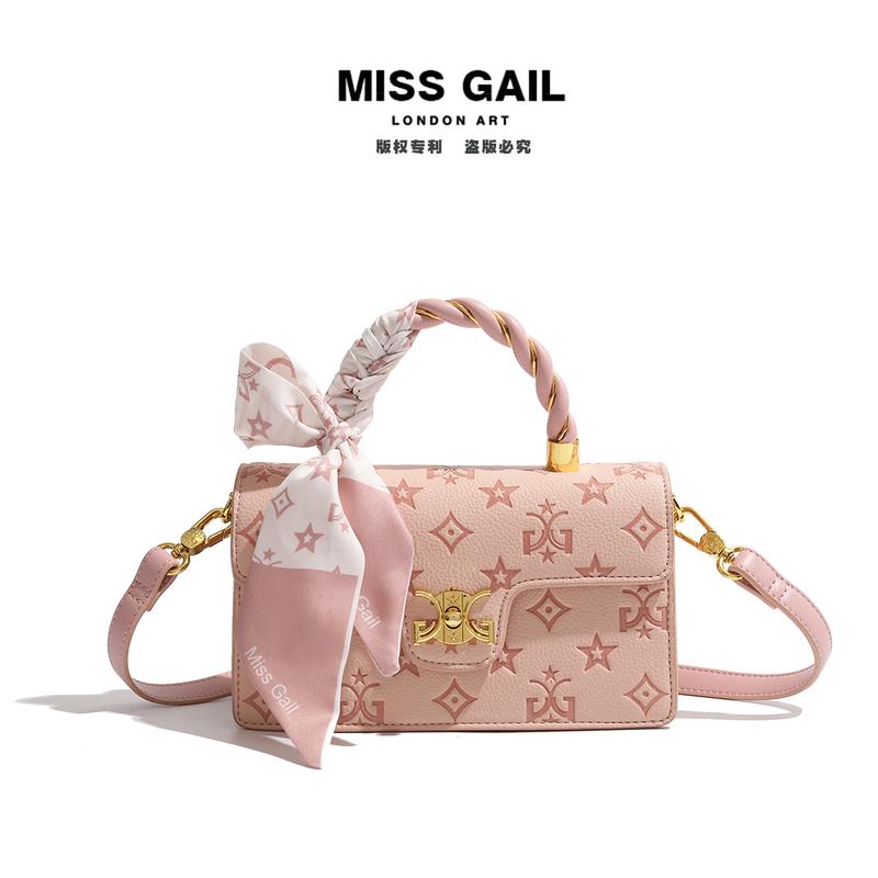  6168 - Túi Xách Nữ Miss Gail Thiết Kế Thời Trang Tiện Lợi Màu Hồng Pastel Họa Tiết Monogram Khóa Đồng Phủ Titan Dây Da Đan Xen Vải Canvas Phiên Bản Cao Cấp 2025 Dây Đeo Chéo Túi Đeo Vai Đa Năng Đi Chơi Cafe Dạo Phố 