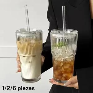 Set de Tazas de Café de Vidrio con Tapa y Popote, Diseño de Rayas Verticales, Tamaños de 13.53oz & 20.29oz, Perfectas para Americano con Hielo, Latte, Agua