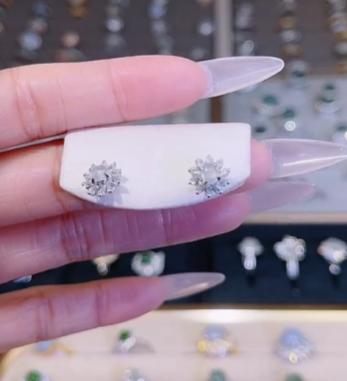  1 Bảo Bối Xinh Đẹp - Vòng Tay Phỉ Thúy Tự Nhiên Với Vân Đá Tự Nhiên Mỗi Chiếc Có Vận Đá Khác Nhau Không Ảnh Hưởng Đến Chất Lượng Sản Phẩm 