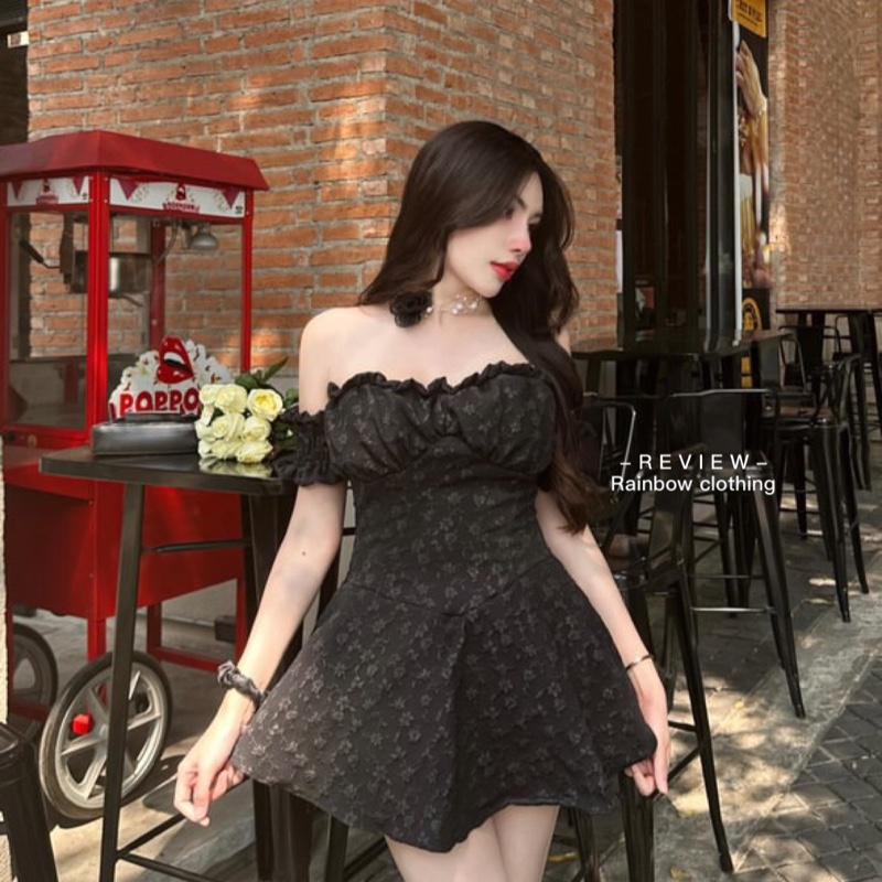 R2D031 เดรสปาดไหล่ลายผ้านูนป้ายเรนโบว์