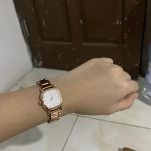 Jam Tangan Wanita Quartz Dengan Dial Kecil Gelang Baja Yang Stylish Desain Minimalis Dan Modis Serbaguna Dan Mudah Dipadukan