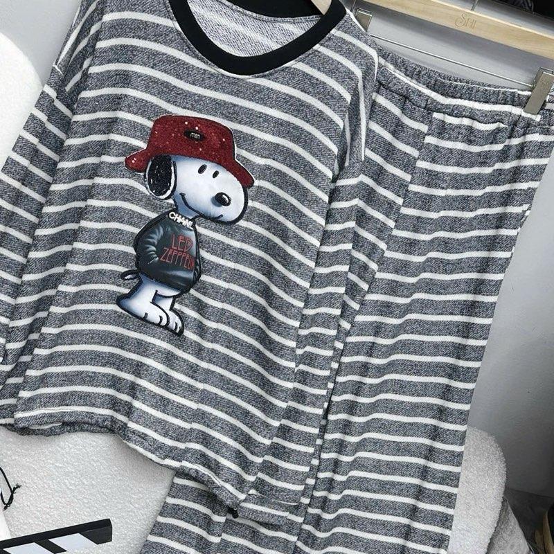  SET BỘ ÁO+QUẦN SUÔNG KẺ CHẤT NỈ LEN CHÂN CUA THÊU ĐÁP CHÚ CHÓ MŨ ĐỎ 