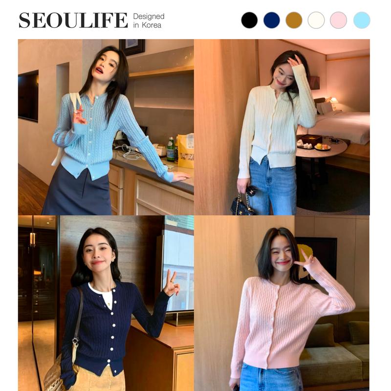 SEOULIFE | Áo cardigan dệt kim họa tiết đan dây phong cách tiểu thư thanh lịch Hàn Quốc thu đông 2026. Dễ phối đồ đi du lịch, đi làm, hẹn hò. Tôn dáng, tôn da. Mềm mại, thoải mái, giữ ấm. Màu xanh dương, trắng kem, đen, Màu hồng,xanh navy và nâu cà phê.