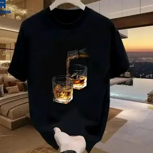 (COD)Kaos Putih/Hitam dengan Desin Grafis Dinamis "Menuangkan Minuman", Ilustrasi Cairan Amber yang Hidup dan Efek Percikan, Cocok untuk Gaya Kasual yang Simpel namun Penuh Cita Rasa Nyaman Masker