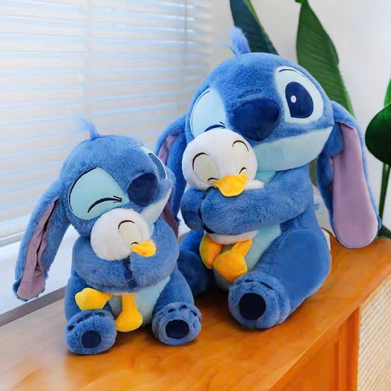 Thú Nhồi Bông Stitch Ôm Vịt Donald Siêu Dễ Thương – Gối Ôm Gấu Bông Cực Chill Mềm Như Mây