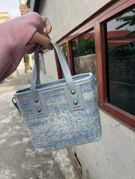 Product Review of Túi xách nữ Túi hai quai jeans Túi đeo chéo phong cách trẻ trung nặng động da Pu - CZ5618 from H**u 1